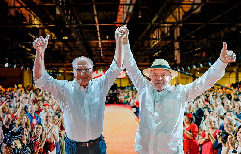 Senadores petistas celebram lançamento da candidatura à reeleição de Lula