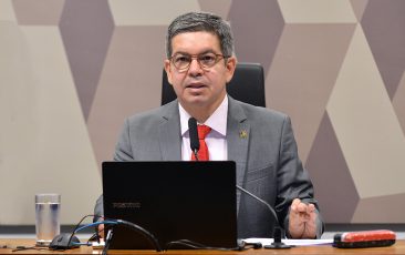 Randolfe vai comandar comissão sobre MP que valoriza servidores do Amapá