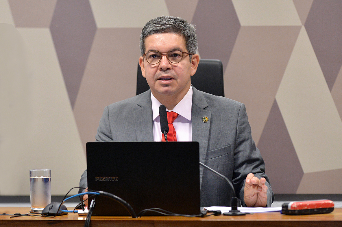 Randolfe vai comandar comissão sobre MP que valoriza servidores do Amapá