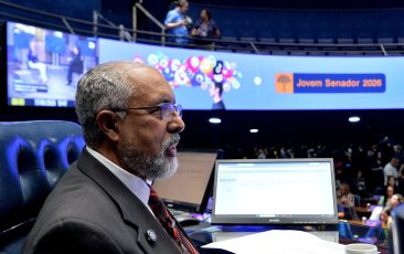 Paim defende participação da juventude no fortalecimento da democracia