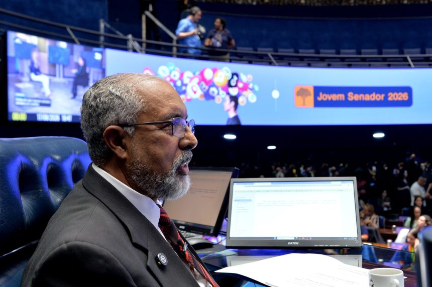 Paim defende participação da juventude no fortalecimento da democracia