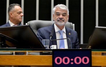 Governo reduz tributos sobre gasolina e etanol para conter alta do petróleo