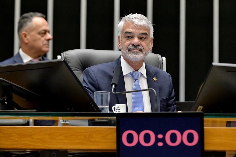 Governo reduz tributos sobre gasolina e etanol para conter alta do petróleo