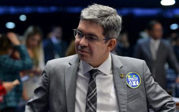 Liderança na defesa do desenvolvimento sustentável, Randolfe Rodrigues busca terceiro mandato no Senado