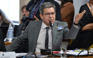 Randolfe detona fake news econômica dos bolsonaristas: criação de empresas têm saldo positivo