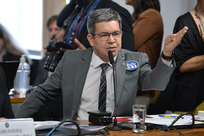Randolfe detona fake news econômica dos bolsonaristas: criação de empresas têm saldo positivo