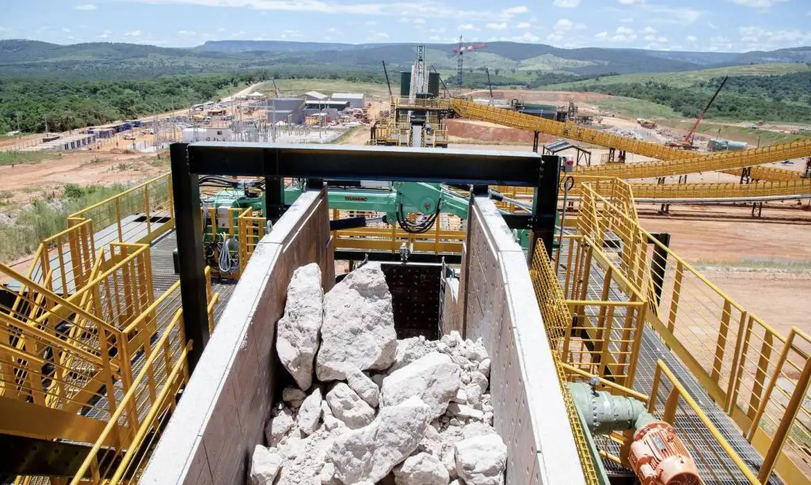 Lula sanciona política de minerais críticos; Teresa Leitão defende industrialização da riqueza brasileira