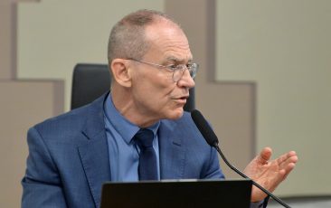 Baixa produtividade e votos contra o povo marcam a trajetória de Flávio Bolsonaro no Senado
