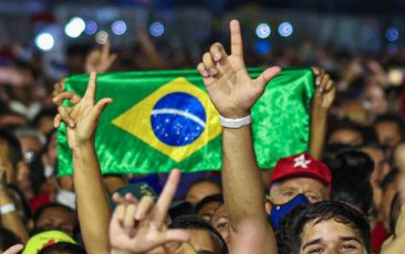 “L” de Lula ganha projeção internacional como símbolo da defesa da democracia