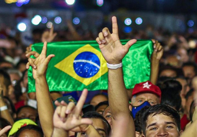 “L” de Lula ganha projeção internacional como símbolo da defesa da democracia