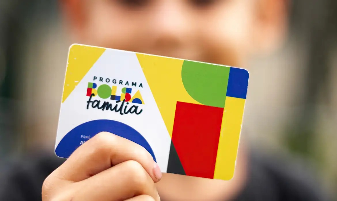 Ameaça ao Bolsa Família expõe contraste entre defesa de direitos pelo PT e proposta de desmonte bolsonarista