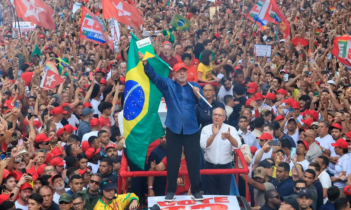 MAIOR POLÍTICO DA HISTÓRIA BRASILEIRA, LULA VAI GOVERNAR O PAÍS PELA QUARTA VEZ