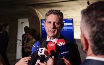 Proposta de Rogério Carvalho busca garantir piso salarial aos professores da rede privada
