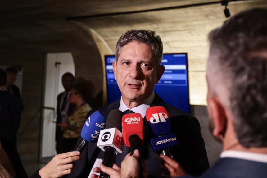 Proposta de Rogério Carvalho busca garantir piso salarial aos professores da rede privada