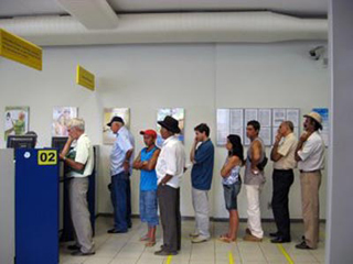 fila-de-banco-11