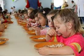 crianças alimentando ad