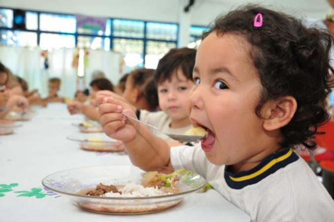 crianassealimentando