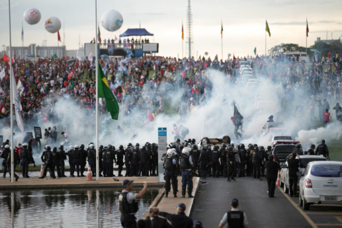FRP Policiais-e-manifestantes-entram-em-confronto-na-esplanada-dos-Ministerios 00611292016-850x567