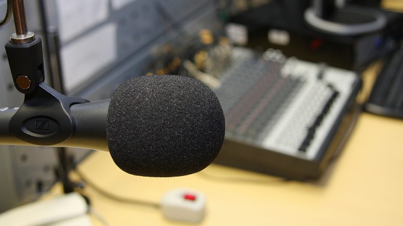 Microfone e mesa de som da Rádio USP