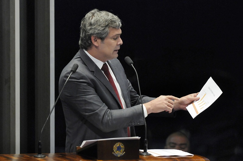 Lindebergh Farias denuncia cortes orçamento educação