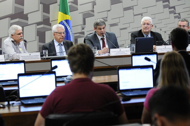 especialistas denunciam entreguismo