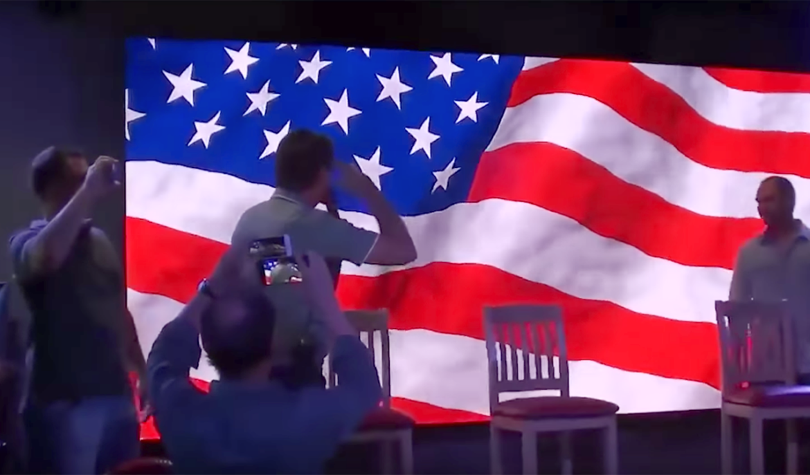 Bolsonaro bandeira EUA continência